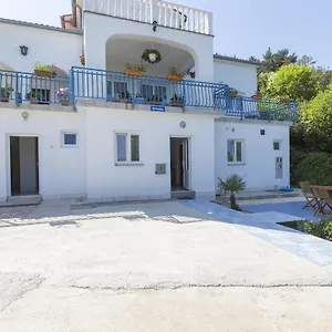 Apartment Paradiso, Plomin